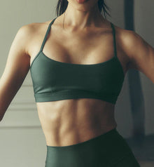 ALO Yoga Airlift Intrigue Bra - Clover Green