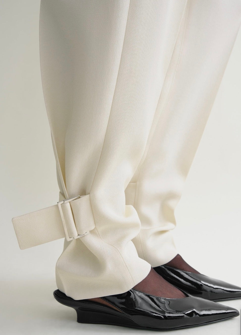 TOTÊME Buckled Slouch Trousers - Ecru